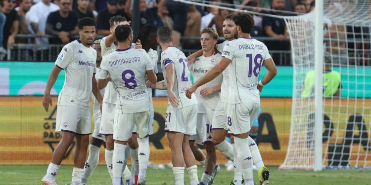 L'esultanza dei calciatori della Fiorentina (Foto Ansa)