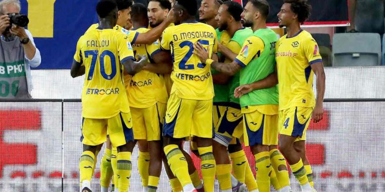 L'esultanza dei calciatori del Verona (Foto Ansa)