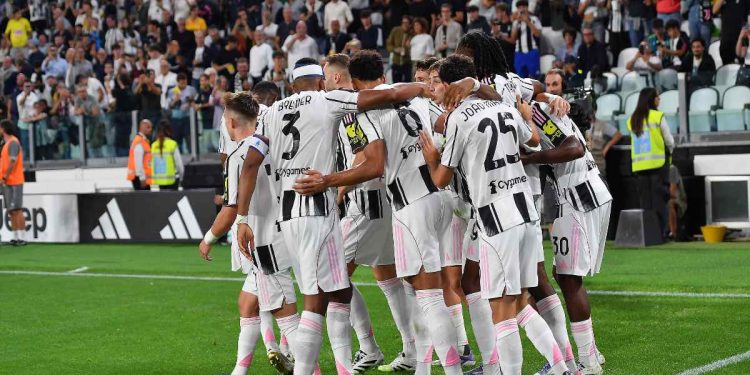 L'esultanza dei giocatori della Juventus (Foto Ansa)