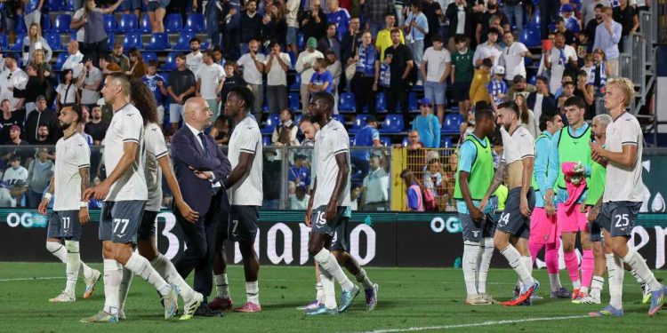 La delusione dei giocatori della Lazio (Foto Ansa)