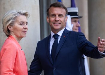 Emmanuel Macron e Ursula von der Leyen (Ansa)