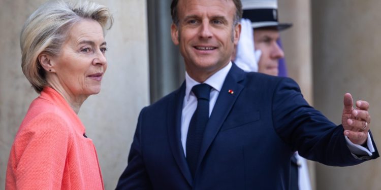 Emmanuel Macron e Ursula von der Leyen (Ansa)