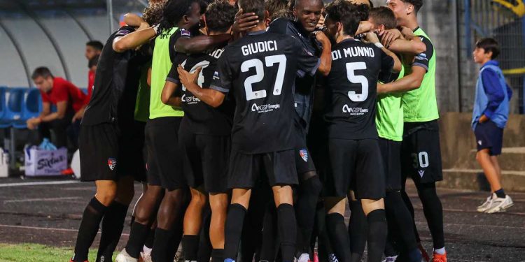 Il gruppo della Pro Patria (da facebook.com/aurorapropatria1919official)