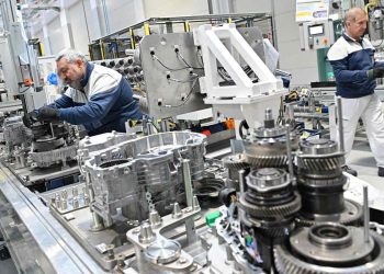 Lavoratori di uno stabilimento Stellantis (Ansa)