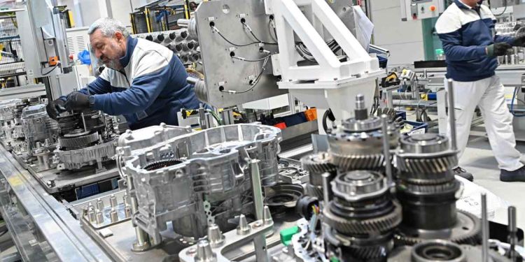 Lavoratori di uno stabilimento Stellantis (Ansa)