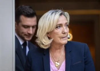 Marin Le Pen. Dietro, Jordan Bardella, presidente del RN (Ansa)
