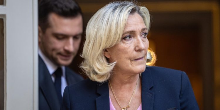 Marin Le Pen. Dietro, Jordan Bardella, presidente del RN (Ansa)