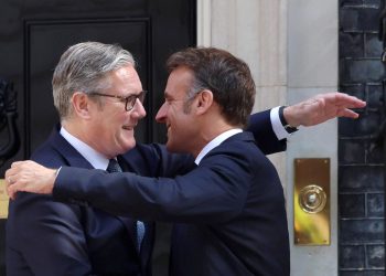 il premier britannico Keir Starmer (s) con il presidente francese Emmanuel Macron (Ansa)