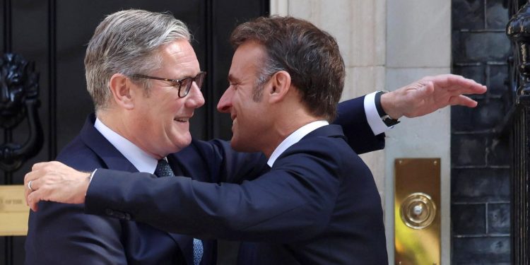 il premier britannico Keir Starmer (s) con il presidente francese Emmanuel Macron (Ansa)