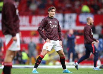 Il riscaldamento di Victor Lindelof col Manchester United (Foto Ansa)