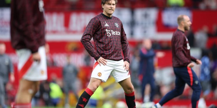 Il riscaldamento di Victor Lindelof col Manchester United (Foto Ansa)