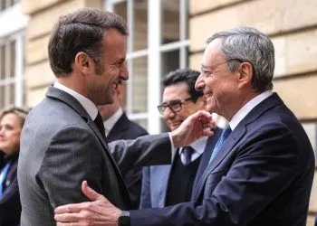 Emmanuel Macron e Mario Draghi all'Eliseo il 13 novembre 2024 (Ansa)
