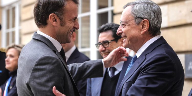 Emmanuel Macron e Mario Draghi all'Eliseo il 13 novembre 2024 (Ansa)