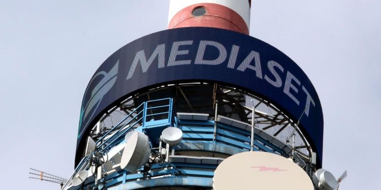 La torre dei ripetitori Mediaset a Cologno Monzese (Ansa)