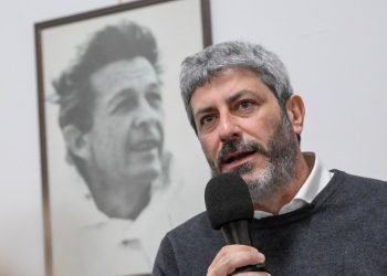 Roberto Fico (M5s). Dietro di lui, un ritratto di Luigi Berlinguer (Ansa)
