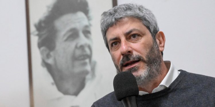 Roberto Fico (M5s). Dietro di lui, un ritratto di Luigi Berlinguer (Ansa)