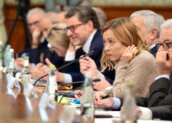 Giorgia Meloni durante un incontro con i sindacati a Palazzo Chigi (Ansa)