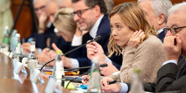 Giorgia Meloni durante un incontro con i sindacati a Palazzo Chigi (Ansa)
