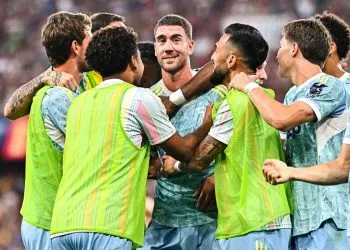 Vlahovic festeggiato dalla panchina della Juve dopo il gol al Genoa (Foto Ansa)