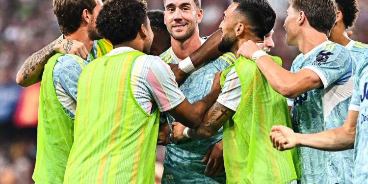 Vlahovic festeggiato dalla panchina della Juve dopo il gol al Genoa (Foto Ansa)