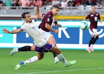 Pongračić tenta di bloccare il tiro di Simeone (Foto Ansa)