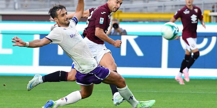 Pongračić tenta di bloccare il tiro di Simeone (Foto Ansa)