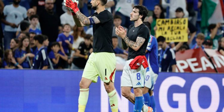 Gianluigi Donnarumma e Sandro Tonali con l'Italia (Foto ANSA)