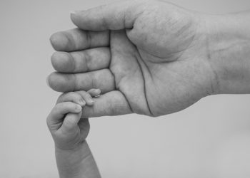 Mano con madre e figlio