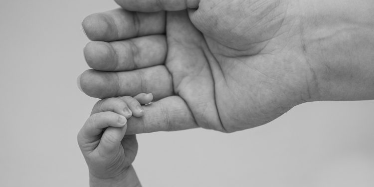 Mano con madre e figlio