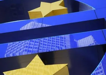 Il simbolo dell'euro (Ansa)