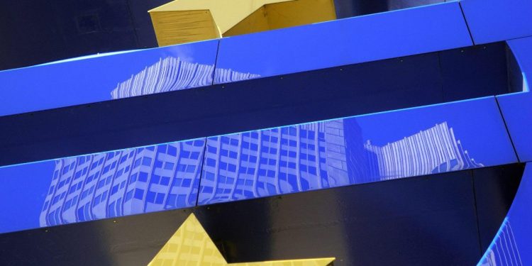 Il simbolo dell'euro (Ansa)