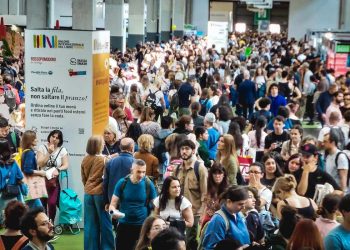 Folla tra i padiglioni al salone internazionale del libro di Torino. Torino 17 maggio 2025 ANSA/TINO ROMANO