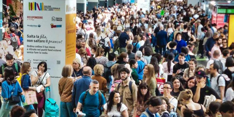 Folla tra i padiglioni al salone internazionale del libro di Torino. Torino 17 maggio 2025 ANSA/TINO ROMANO