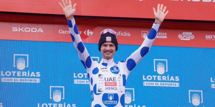 Jay Vine con la maglia a pois alla Vuelta (Foto ANSA)