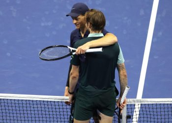 Jannik Sinner e Alexander Bublik si abbracciano agli Us Open (Foto ANSA)