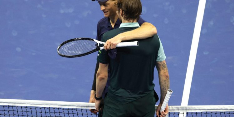 Jannik Sinner e Alexander Bublik si abbracciano agli Us Open (Foto ANSA)