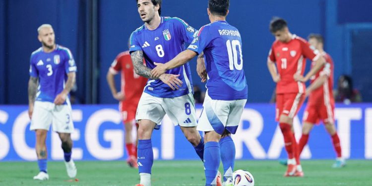 Sandro Tonali e Giacomo Raspadori con l'Italia (Foto ANSA)