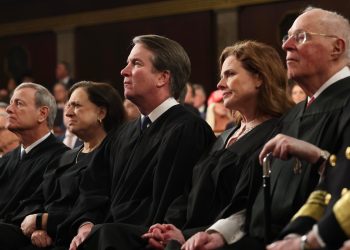 Giudici della Corte Suprema mentre ascoltano Donald Trump al Congresso. Da s: John Roberts, Elena Kagan, Brett Kavanaugh, Amy Coney Barrett e Anthony Kennedy (Ansa)
