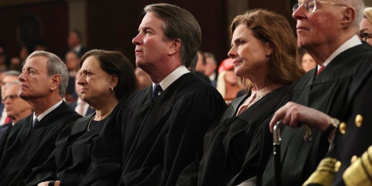 Giudici della Corte Suprema mentre ascoltano Donald Trump al Congresso. Da s: John Roberts, Elena Kagan, Brett Kavanaugh, Amy Coney Barrett e Anthony Kennedy (Ansa)