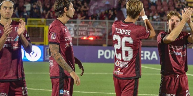 Il Pontedera saluta i suoi tifosi (dal profilo Facebook del Pontedera)