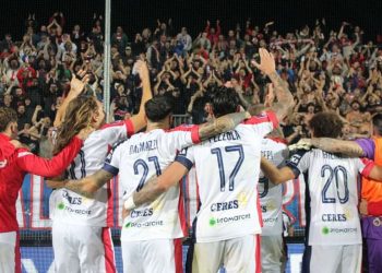 La Sambenedettese esulta con i suoi tifosi (da facebook.com/U.s.Sambenedettese)