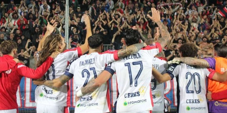 La Sambenedettese esulta con i suoi tifosi (da facebook.com/U.s.Sambenedettese)