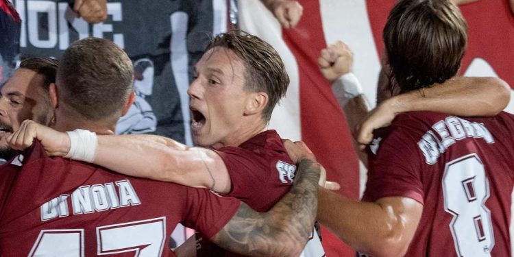 L'esultanza dei calciatori del Trapani (da facebook.com/FCTrapani1905)