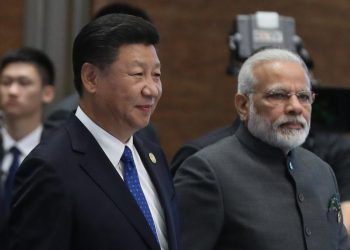 Il presidente cinese XiJinping con quello indiano Narendra Modi (Ansa)
