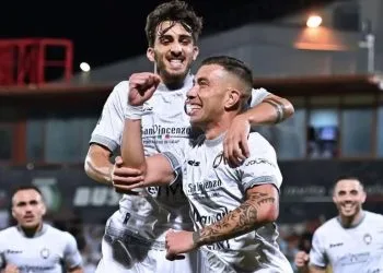 L'esultanza del Crotone (Facebook Lega Pro)