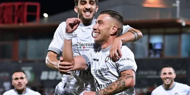 L'esultanza del Crotone (Facebook Lega Pro)