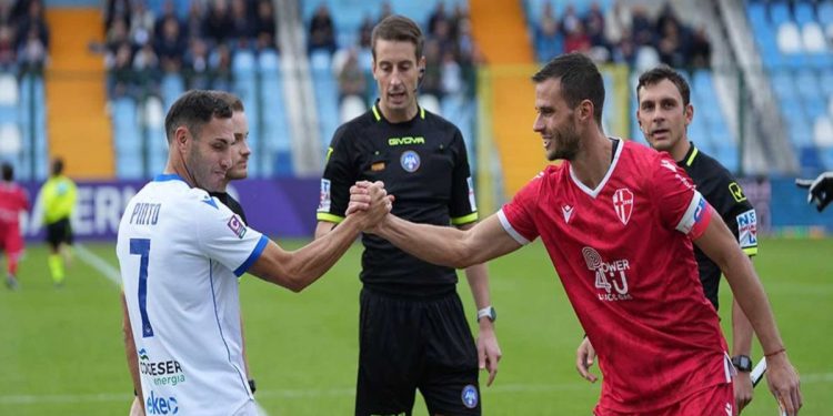 Il Latina prima del calcio d'inizio (latinacalcio1932.it)