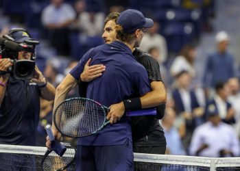 L'abbraccio tra Jannik Sinner e Lorenzo Musetti agli Us Open (Foto ANSA)
