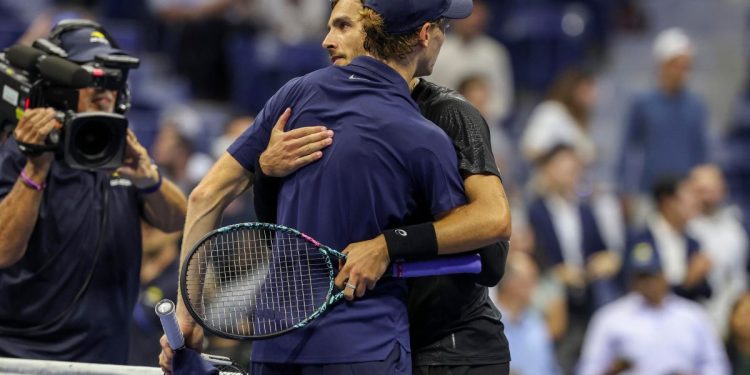 L'abbraccio tra Jannik Sinner e Lorenzo Musetti agli Us Open (Foto ANSA)