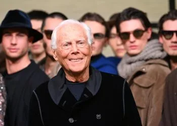 Giorgio Armani (1934-2025) nel gennaio 2025, dopo una sfilata (ANSA/DANIEL DAL ZENNARO)